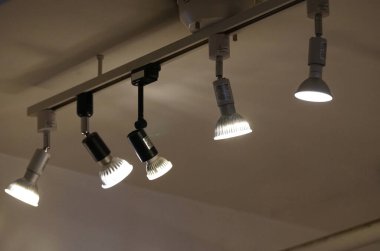 Kapalı bir odanın tavanından sarkan aydınlatma lambaları.                               