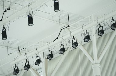 Kapalı bir odanın tavanından sarkan aydınlatma lambaları.                               