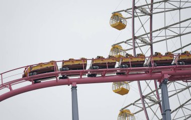 Lunapark gezisi dönme dolap ve lunapark treni inşaatı                              