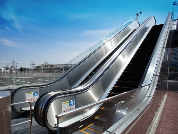 Escalera Mecánica Aire Libre Que Conduce Puente Peatonal Japón Día —  Fotos de Stock