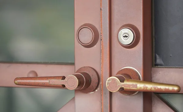 Metallgriffe Und Schlüssellöcher Haustüren — Stockfoto