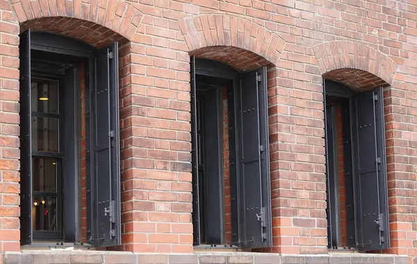 旧建筑物的砖墙和窗户 — 图库照片