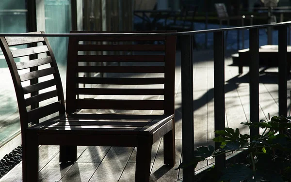 Drewniane Krzesła Kawiarni Ulicy Miejskiej Słoneczny Dzień — Zdjęcie stockowe