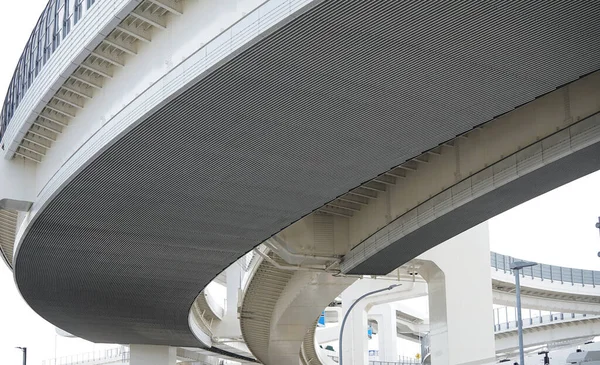 日本の都市高速道路上の車のための建物の鋼構造 — ストック写真