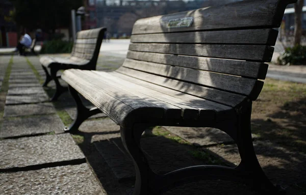 Dřevěná Lavička Parku Náměstí Slunný Den — Stock fotografie