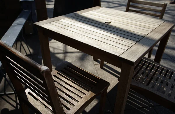 Asztal Székek Egy Kávézóban Város Utcájában Egy Napsütéses Napon — Stock Fotó
