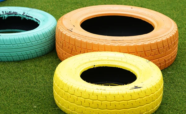 Neumáticos Coloridos Colocados Suelo Del Parque Infantil —  Fotos de Stock
