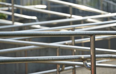 Yamaçta bir sürü gümüş metal boru korkuluğu var.                             