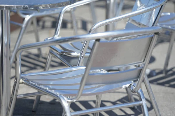 Metalowe Krzesło Kawiarni Słoneczny Dzień — Zdjęcie stockowe