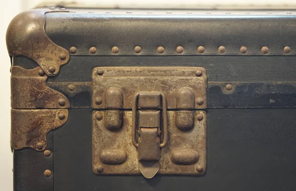 Кожаный Багажник Старой Запорной Арматурой — стоковое фото