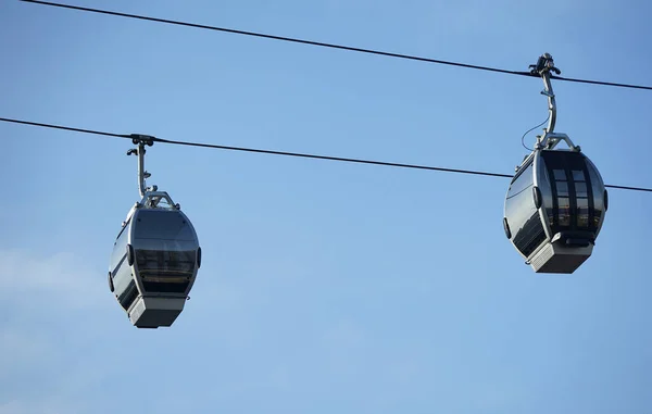 Błękitne Niebo Pogodny Dzień Gondola Ropeway Miasta — Zdjęcie stockowe