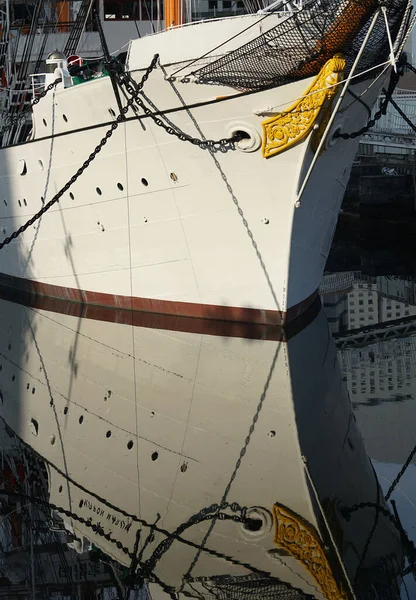 Skrovet Ett Segelfartyg Som Reflekterar Över Havsytan Klar Dag — Stockfoto