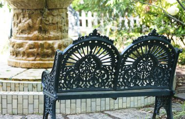 Batılı stil parkında çeşmeli bankta.                               