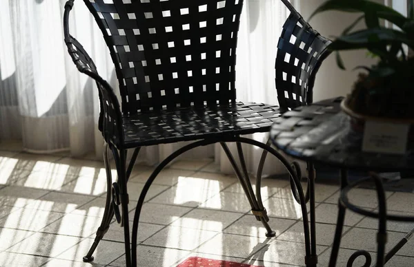 Krzesło Przy Oknie Słońcu Przeciwko Zasłonom Słoneczny Dzień — Zdjęcie stockowe
