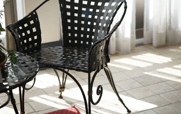Krzesło Przy Oknie Słońcu Przeciwko Zasłonom Słoneczny Dzień — Zdjęcie stockowe
