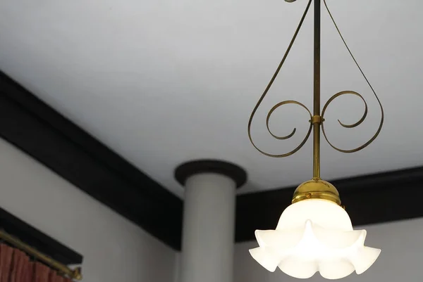Odanın Tavanından Sarkan Lambalar — Stok fotoğraf