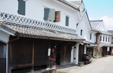  Japonya 'nın eski günlerinde taşra bir kasabadaki eski bir binanın beyaz duvarları.                              