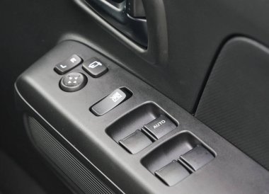  Arabanın içindeki sürücü kapısındaki güç penceresi anahtarı.                              