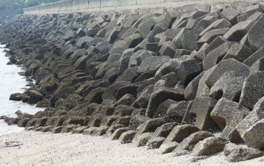  Dalgaları dağıtmak için birçok kayadan oluşan liman seti inşa edildi.                              