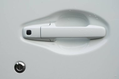 Otomobil kapısı parçalarında kaldıraç ve anahtar delikleri                               