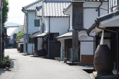 Eski Japonya 'da tarihi bir taşra kasabasında eski binalar ve sokaklar beyaza boyanmış.                               