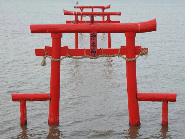 Japon Denizindeki Tapınağın Kırmızı Torii Kapısı — Stok fotoğraf
