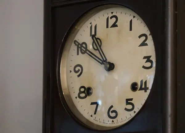 Старий Ретро Аналоговий Настінний Годинник Висять Стіні Кімнати — стокове фото
