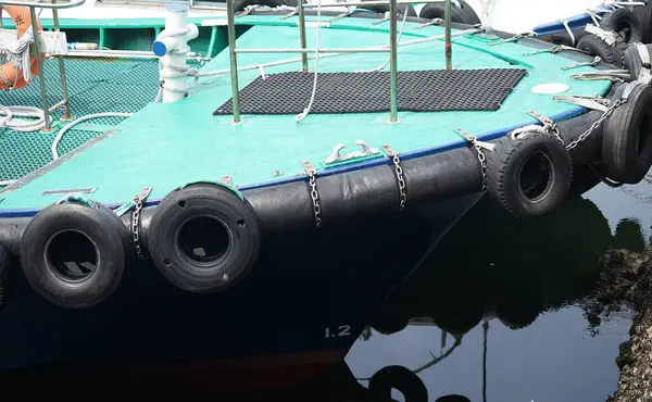 Kék Hajó Kikötve Kikötőben Egy Napsütéses Napon — Stock Fotó