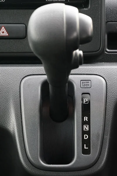 日本車のドライバーサイドで運転する際に使用される自動シフトレバー — ストック写真