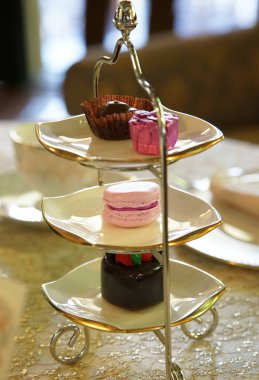 Pastayı masaya koy, yemeği de servis et.                               