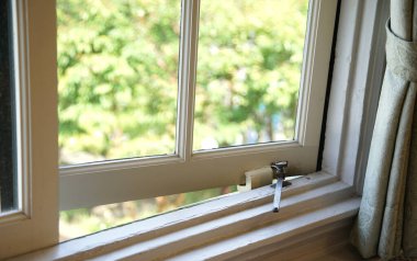 Güneşli bir günde açık hava manzaralı oda penceresi                               