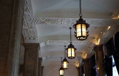 Eski binadaki tavan lambaları.                               