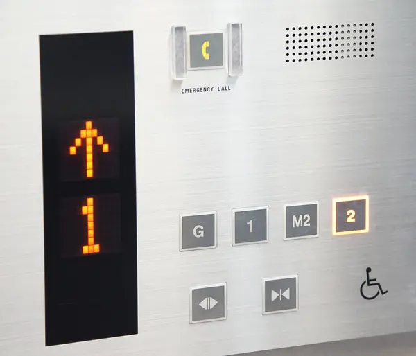 Binanın asansöründeki hedef katı çalıştırmak için düğmeli ve ekranlı işlem paneli                               