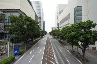 Yokohama şehrinin yüksek binaları ve caddeleri, Japonya, ağaçlı bir yol.                               