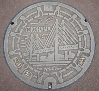 Yokohama Liman Şehri, Japonya 'da Bay Bridge desenli bir rögar kapağı.                               