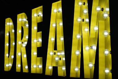 İngilizce rüya harfli sarı şimşek işareti                               