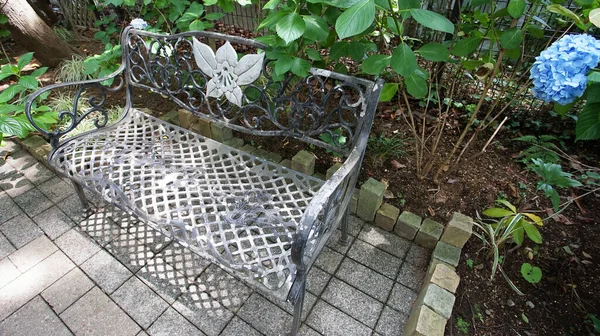 Ortanca çiçekli parktaki dinlenme bankı                               