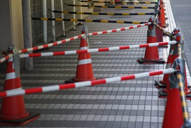  Şehir sokaklarında yapım aşamasında olan yerlere girişin engellendiği çit ve üçgen koniler                              