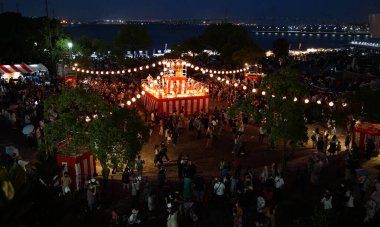 Japonya 'da yaz festivali sahnesinin gece manzarası ve fenerlerin ışığı                               