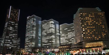 Yokohama Liman Şehri, Japonya 'daki kentsel gökdelenlerin aydınlanmasının gece görüşü                               