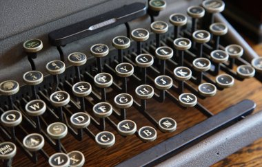 Masaya klavye yazan eski retro daktilo alfabesi                               
