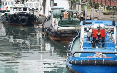 Birçok çalışma gemisi Japonya 'nın Yokohama limanına demirledi.                               