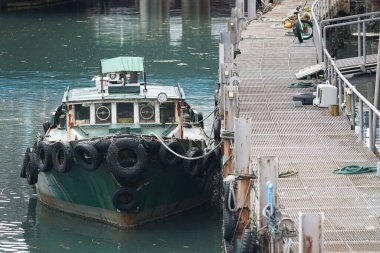 Limanda halatlarla demirlenmiş yelkenlilerin pruvasını görüyorum.                               