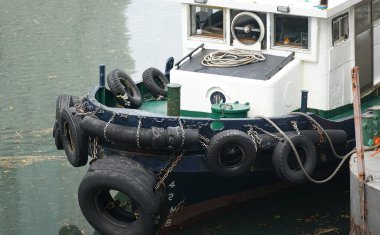 Japonya 'nın Yokohama Limanı' nda bir halatla demirlemiş bir çalışma gemisi.                               