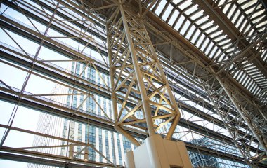 Modern bina, cam çatı, cam duvar, iç yapı ve çelik yapı                               