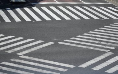 Japonya 'da asfalt yollarda yaya geçitleri                               