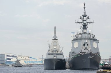 Japon Donanması 'nın savaş gemisi. Japon Donanması 'nın sağ tarafındaki Atago sınıfı Aegis savaş gemisi ve sol taraftaki Mogami sınıfı çok işlevli savaş gemisi Japonya' nın liman kenti Yokohama 'ya demir attı.                               