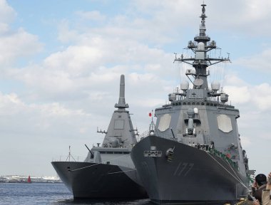 Japon donanması savaş gemileri. Japon Donanması Mogami sınıfı ve Atago sınıfı savaş gemileri Japonya 'nın Yokohama limanına demirledi.                               