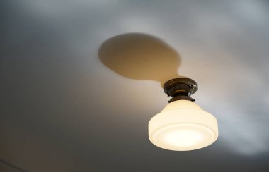 Geceleri odanın tavanındaki aydınlatma ve gölgeler.                               