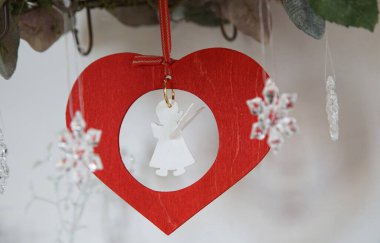 Noel sezonu için asılı kırmızı kalple melek süsü                               